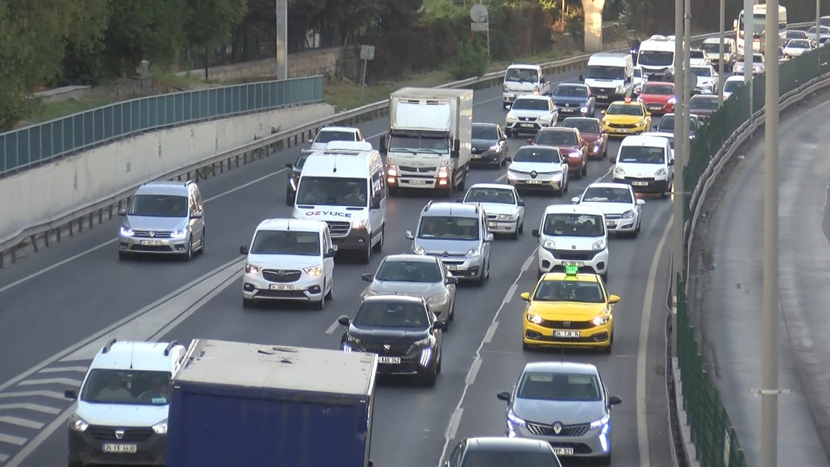 İstanbul trafiğinin en yoğun olduğu noktalardan birinde çıkan yangın nedeniyle yoğunluk iyice arttı. Bölgede araçlar dur kalk ilerledi.