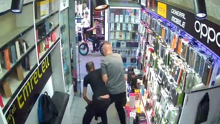 Maket bıçağıyla telefoncuya girdi