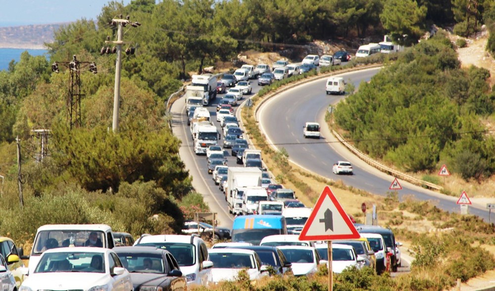 Bodrum'da hem sahiller hem yollar doldu - 1