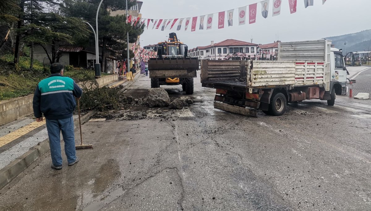 Tarihi Kandiber Kalesi'nden kopan kaya parçası caddeye düştü