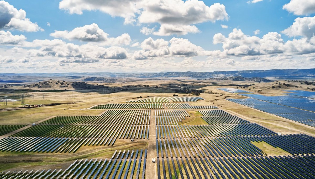 Apple açtığı dev güneş enerjisi tesisinde Tesla’nın ürettiği pilleri kullanacak