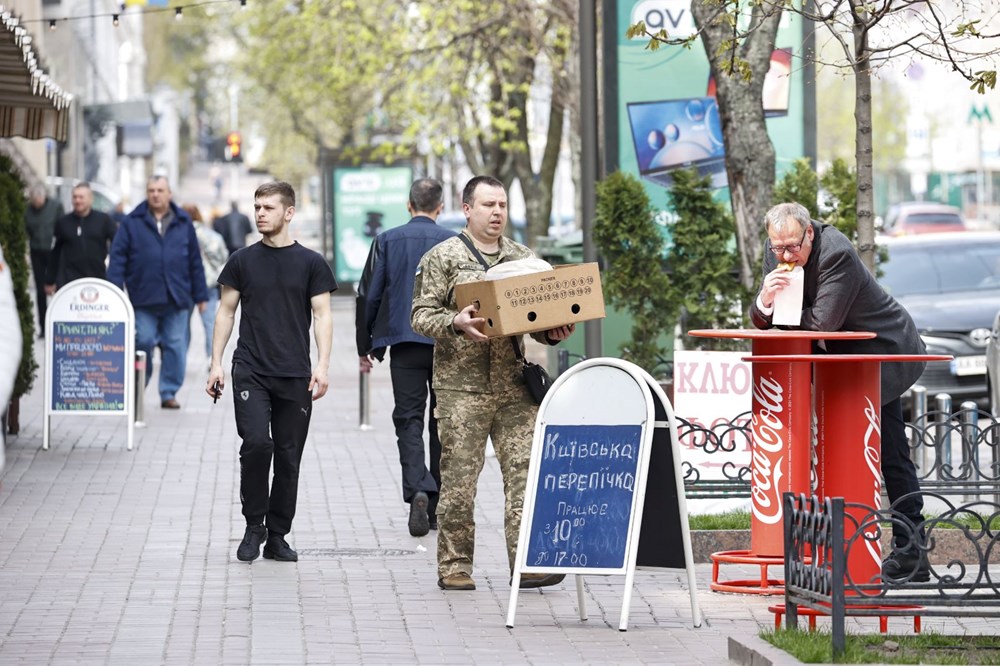 Savaşın gölgesindeki Ukrayna'nın başkenti Kiev'in caddeleri canlanmaya başladı - 27