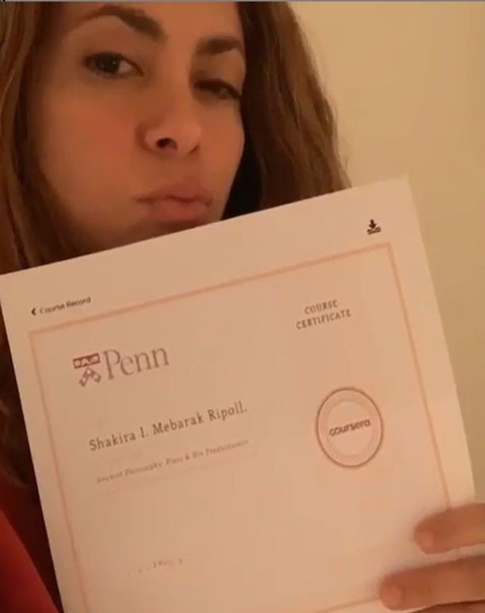 Shakira karantinayı fırsata çevirerek diploma aldı - 1