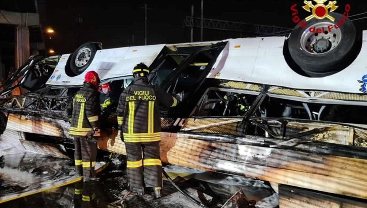 Venedik'te 21 kişinin hayatını kaybettiği otobüs kazası kamerada