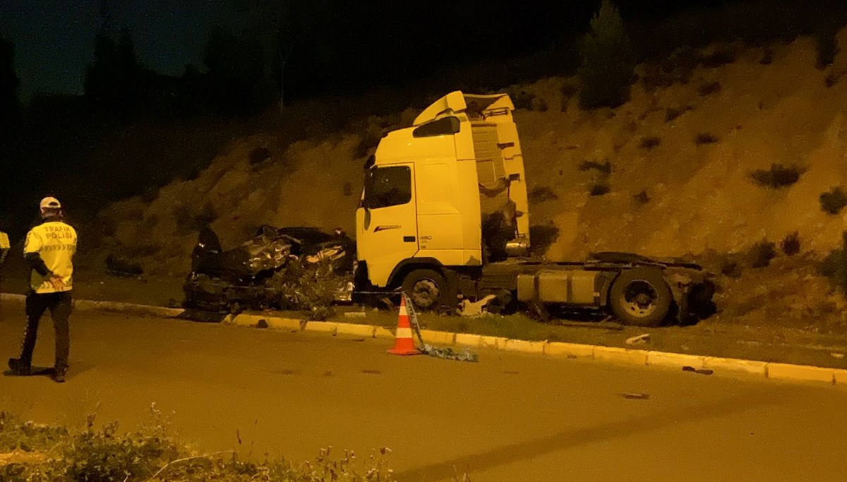 Karşı şeride geçen tır otomobili biçti: 1 ölü Karşı şeride geçen tır otomobili biçti: 1 ölü
