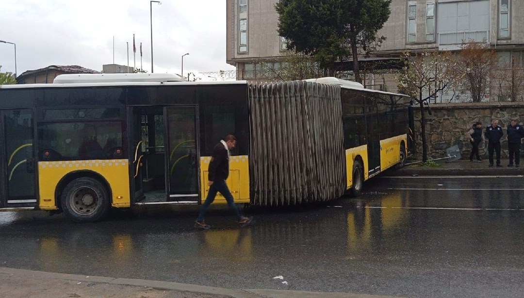 İETT otobüsü duvara çarptı 5 kişi yaralandı