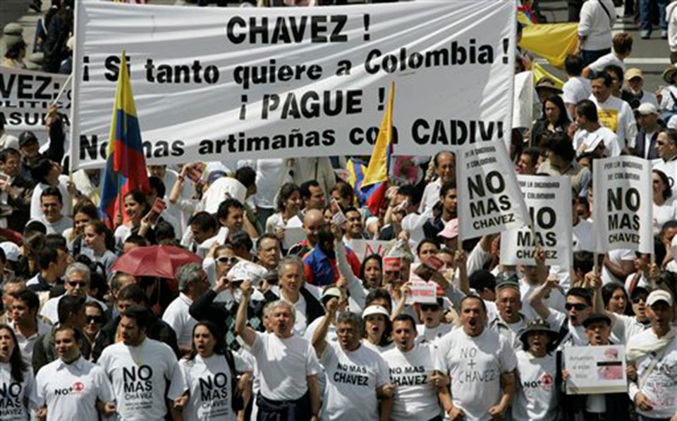 Chavez, Kolombiya ile köprüleri atıyor - 1