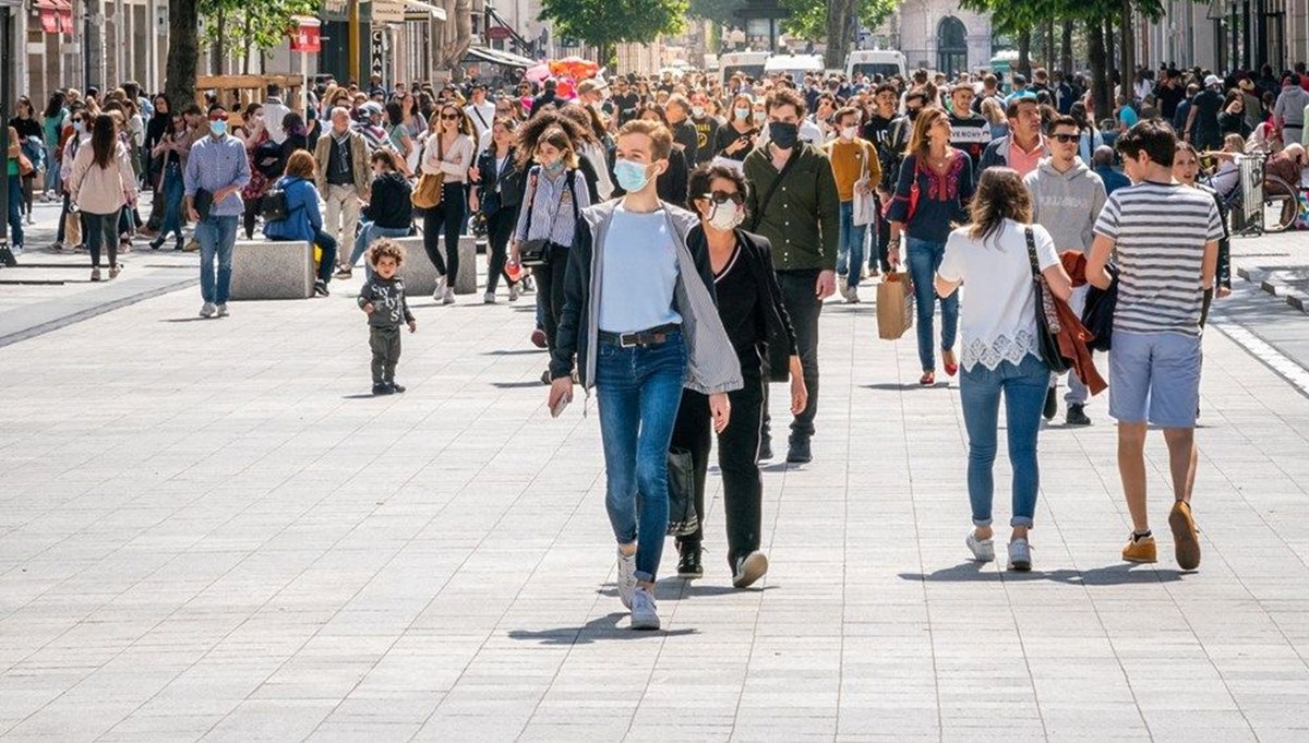 Fransa'nın Nice kentinde toplu taşımada maske zorunluluğu geri geliyor