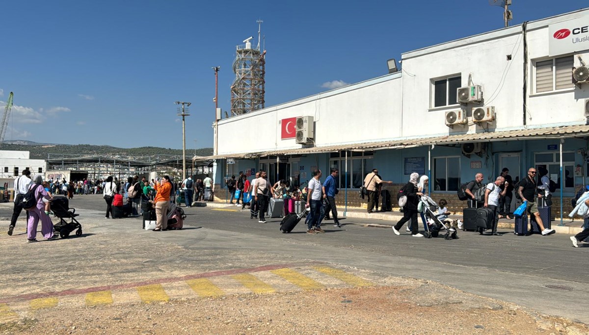 Lübnan’dan kaçış sürüyor: 310 kişi gemiyle Mersin’e geldi Lübnan’dan kaçış sürüyor: 310 kişi gemiyle Mersin’e geldi