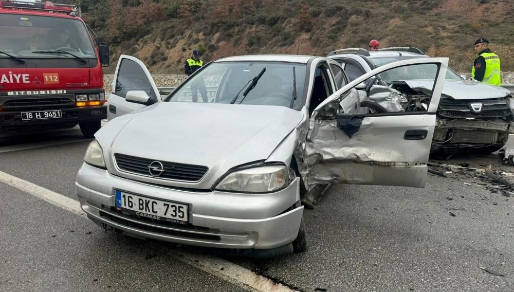 Bursa’da iki otomobil kafa kafaya çarpıştı: İki yaralı