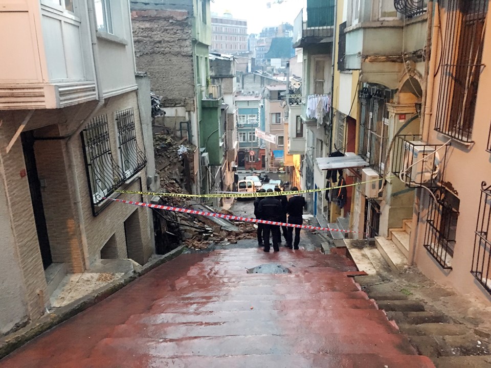 Beyoğlu'da iki katlı metruk bina çöktü - 1