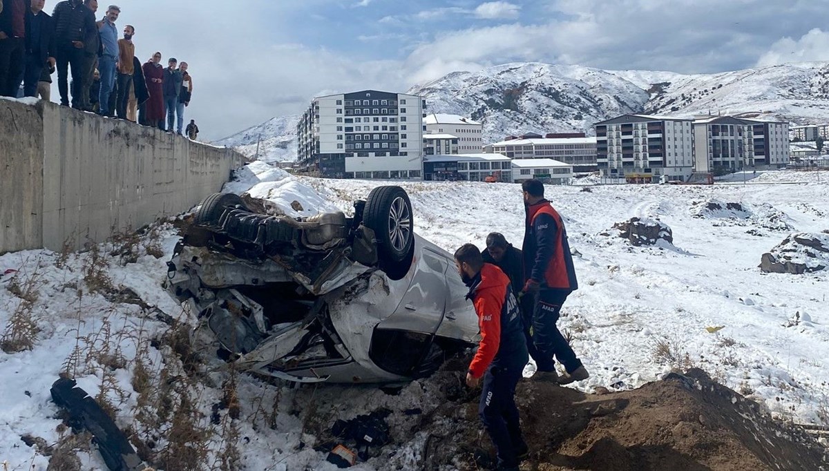 Yayaya çarpan otomobil boş araziye düştü: 1 ölü, 1 yaralı Yayaya çarpan otomobil boş araziye düştü: 1 ölü, 1 yaralı