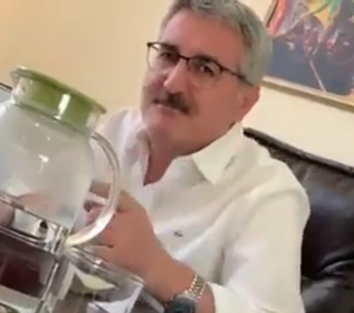 Sosyal medyada yayılan görüntülerde Daştanbek’in, para sayarken “Kayıt mı ediyorsun?” dediği duyuluyor. Sosyal medyada yayılan görüntülerde Daştanbek’in, para sayarken “Kayıt mı ediyorsun?” dediği duyuluyor.