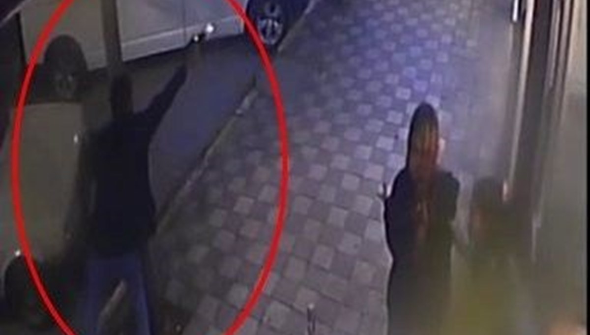 Kadınlar sözlü tartışmaya girdi, kocaları sokak ortasında çatıştı Kadınlar sözlü tartışmaya girdi, kocaları sokak ortasında çatıştı