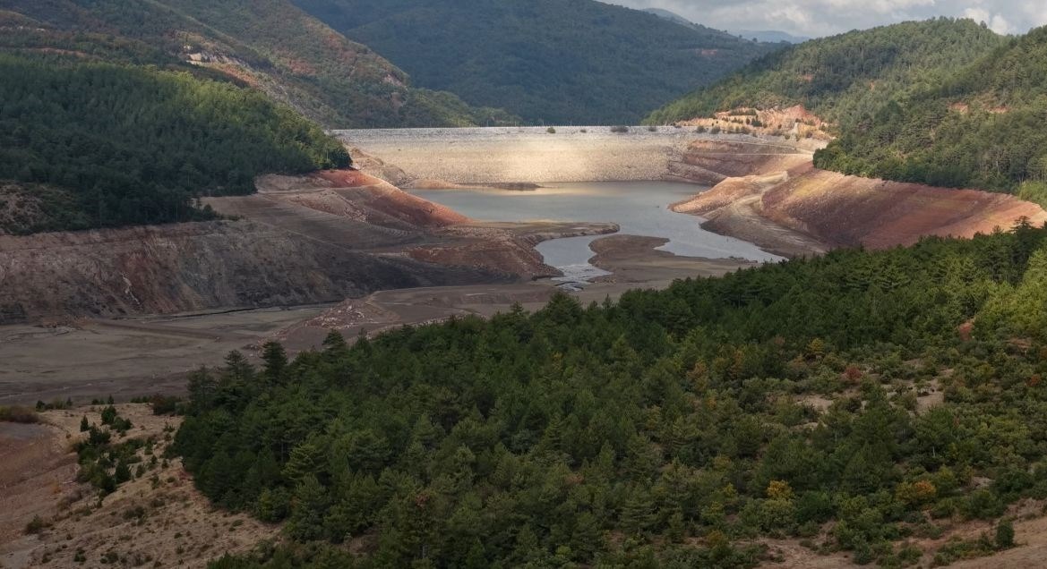 Kentteki barajlar kuraklık nedeniyle kurumaya yüz tuttu.