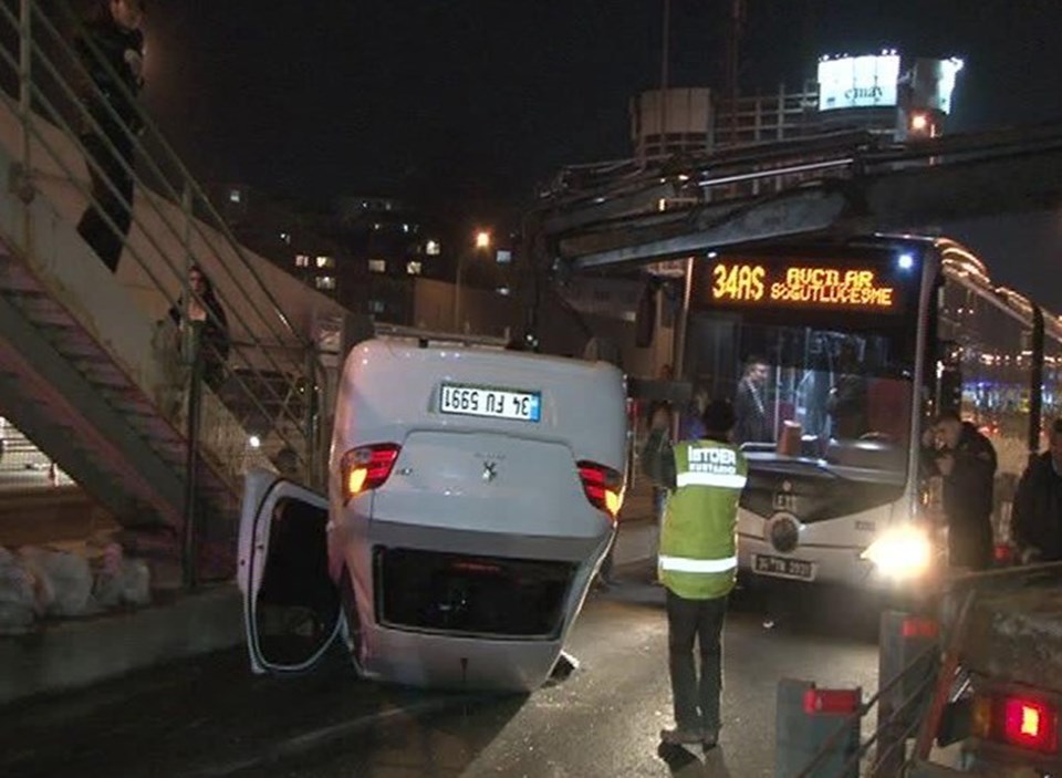 Kadıköy'de otomobil metrobüs yoluna girdi - 1