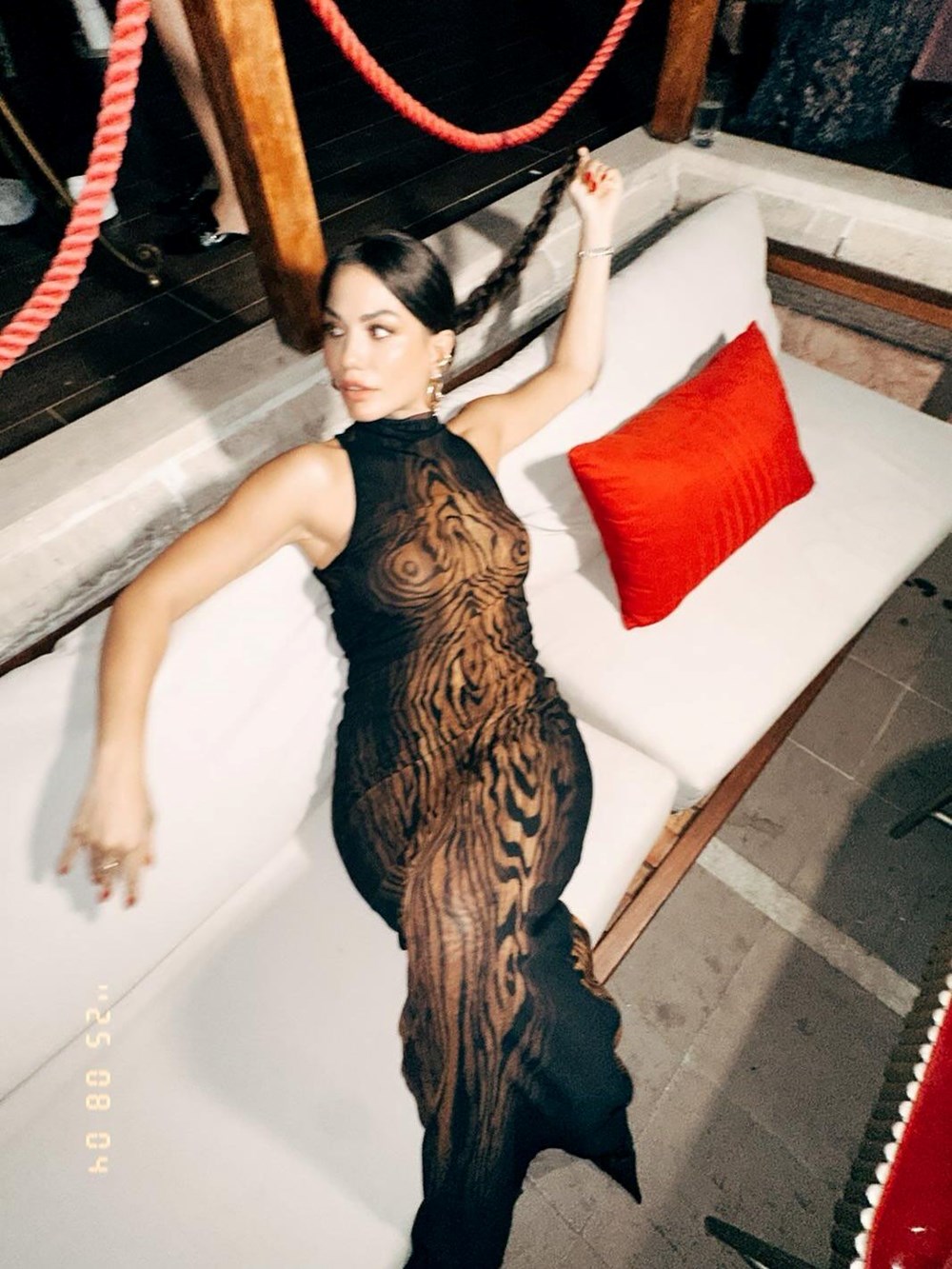 Demet Özdemir'den yeni pozlar: Elbisesi çok konuşuldu - 4