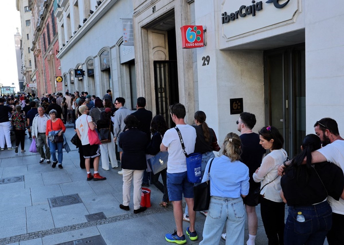 Kredi kartları çalışmadığı için para çekmek isteyenler ATM Kredi kartları çalışmadığı için para çekmek isteyenler ATM