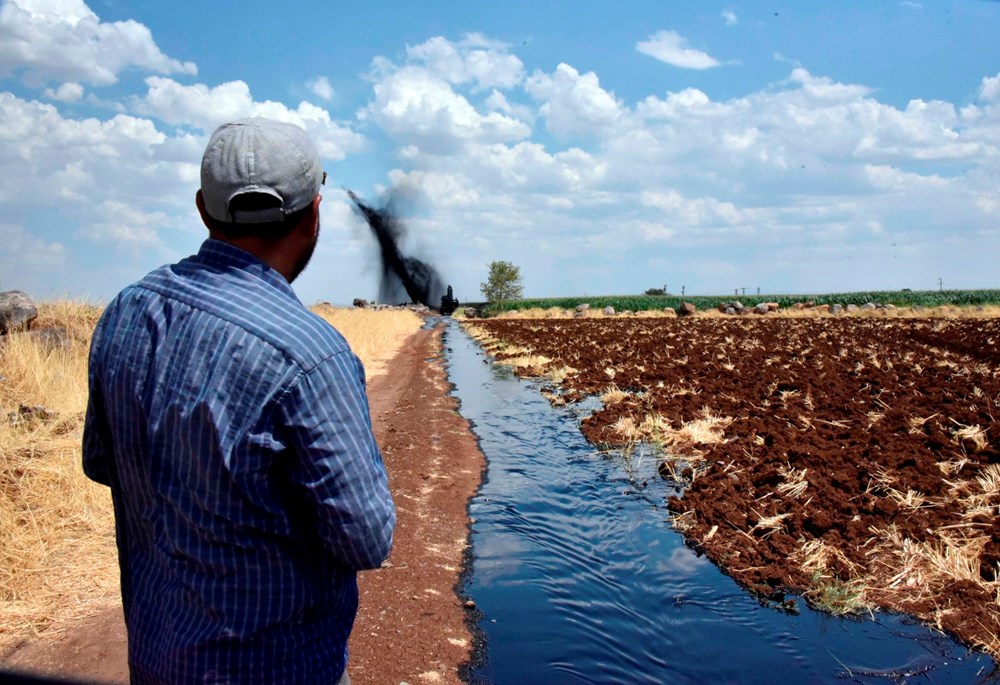 Şanlıurfa'da boru hattı delindi, ham petrol metrelerce yükseğe fışkırdı - 4