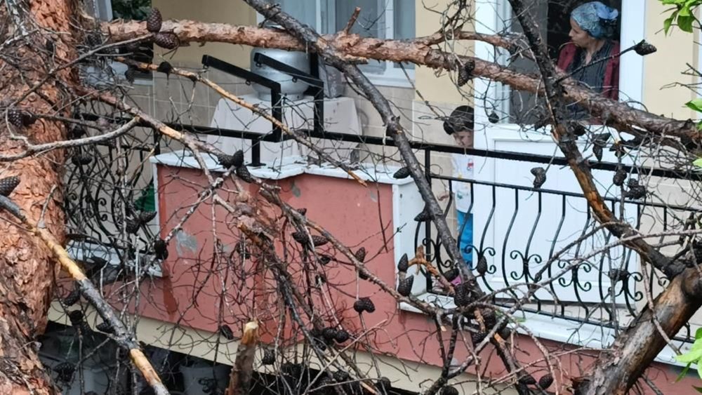 Yağmura daha fazla dayanamadı, binanın üzerine devrildi - 4
