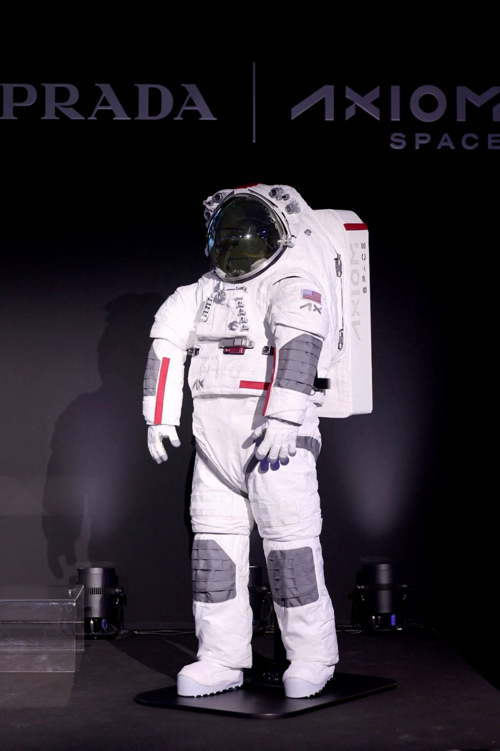 NASA'nın Ay'a dönüş görevi: Yeni uzay kıyafetleri tanıtıldı - 7