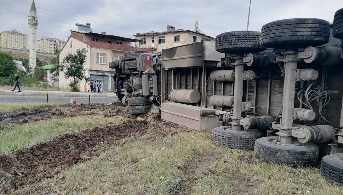Freni boşalan TIR dehşet saçtı