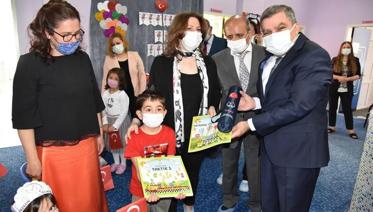 İTÜ ETA Vakfı Doğa Koleji, 182 okula 3 bin 350 adet satranç kitabı bağışladı