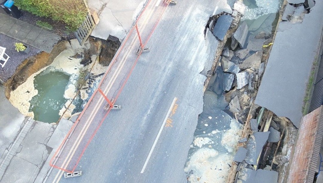 20 metre genişliğinde obruk oluştu: Evin bahçesini yuttu