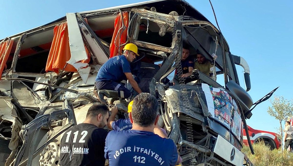 Gürcistan plakalı otobüs şarampole devrildi: 2 yaralı