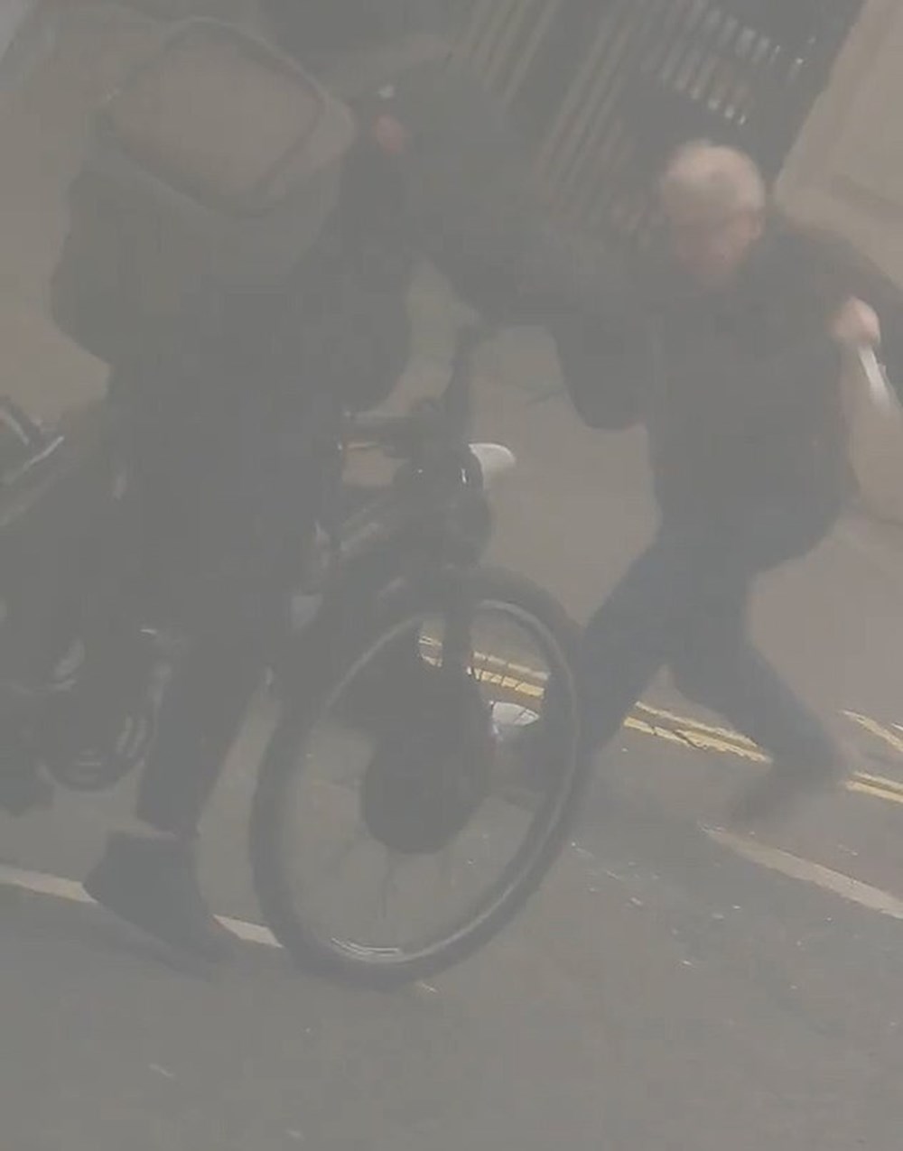 Londra'daki Türk Konsolosluğu önünde Kur'an-ı Kerim yakıldı - 3