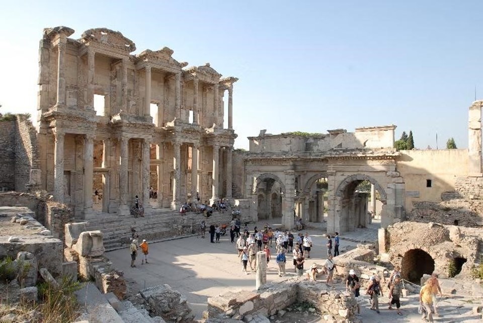 Efes'te keşfedilen mezardan gladyatör çıkmadı: 12 erkek ve kadının kemikleri bulundu - 1