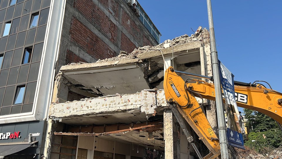 Kadıköy'de binanın yıkımı sırasında çökme - 1