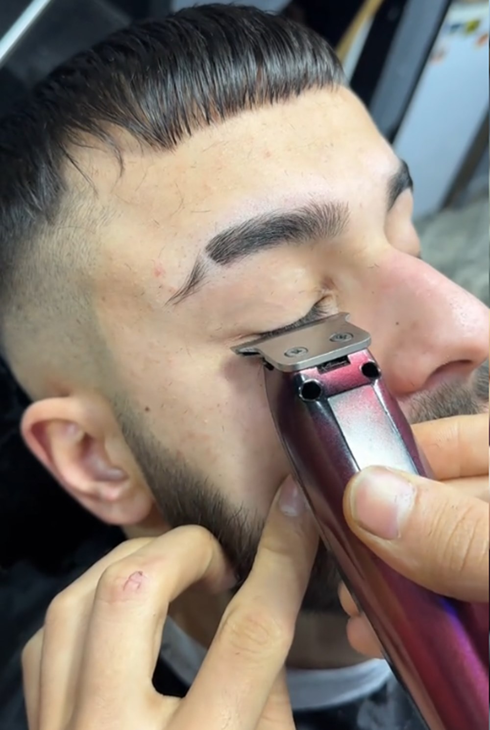 Tiktok'ta "Kirpik kesme akımı" tehlikesi: Gözde kalıcı hasar bırakabilir - 3