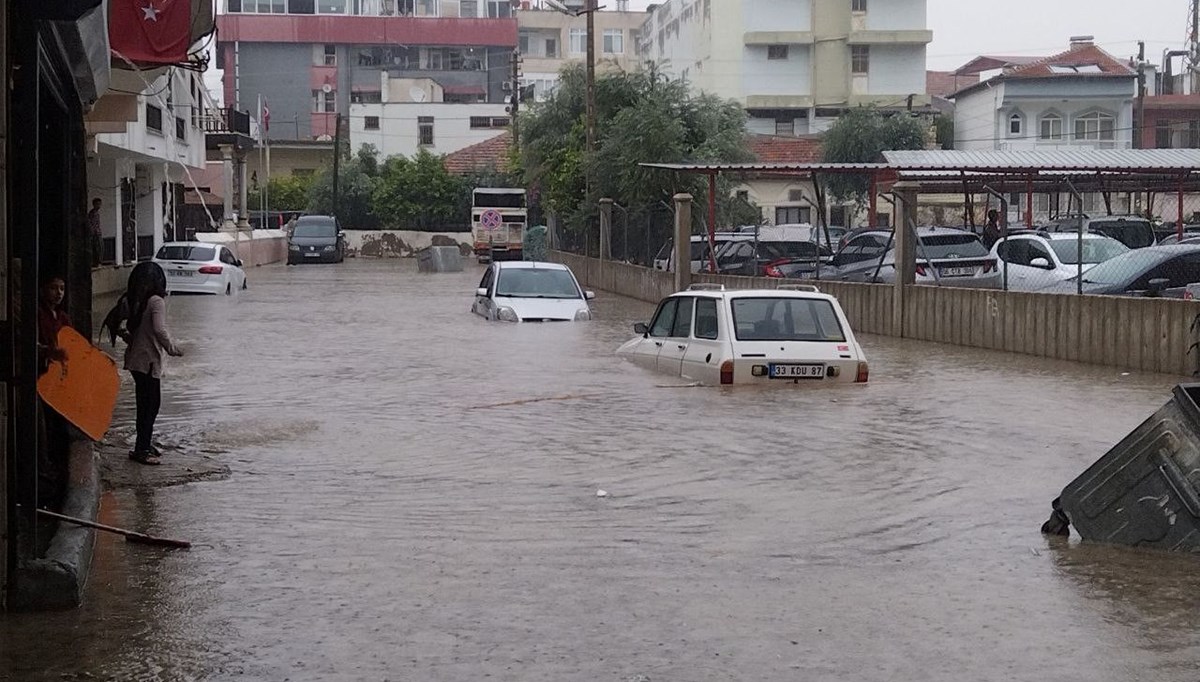 Mersin'i sağanak vurdu: Araçlar suya gömüldü