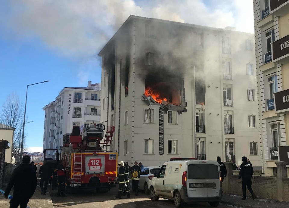 Kars'ta 5 katlı binada patlama sonrası yangın - 1
