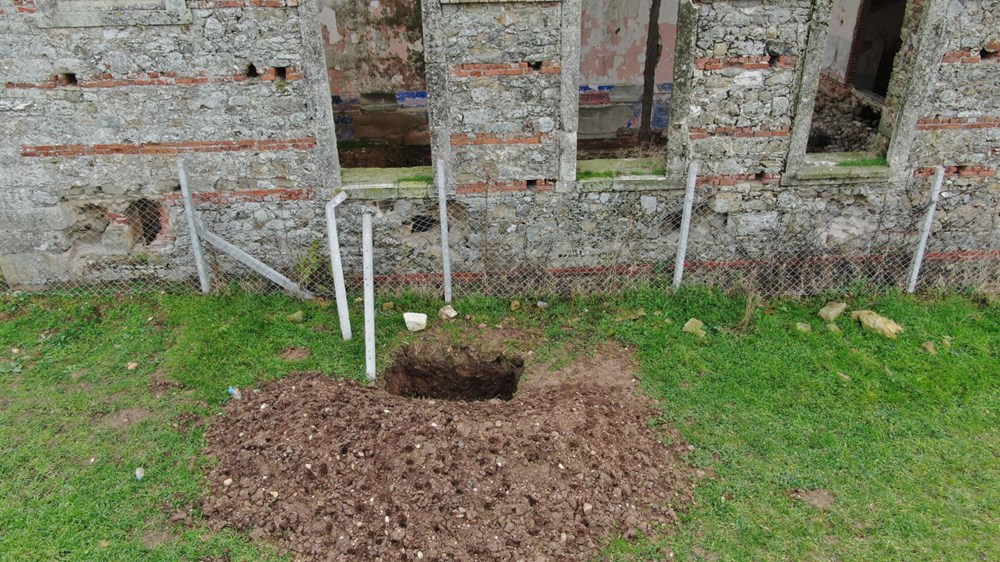 Defineciler tarihi kiliseyi talan etti - 14