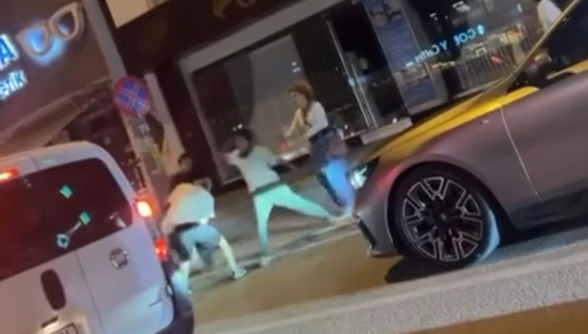 Gençler caddeyi boks ringine çevirdi