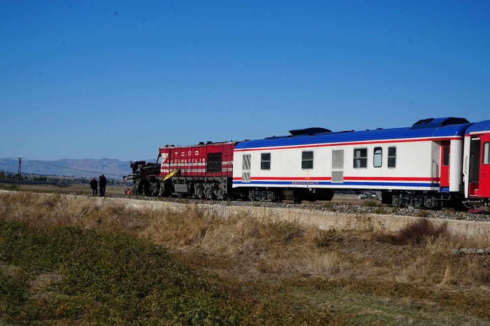 Yolcu treni beton pompasına çarptı: Ölü ve yaralılar var - 2