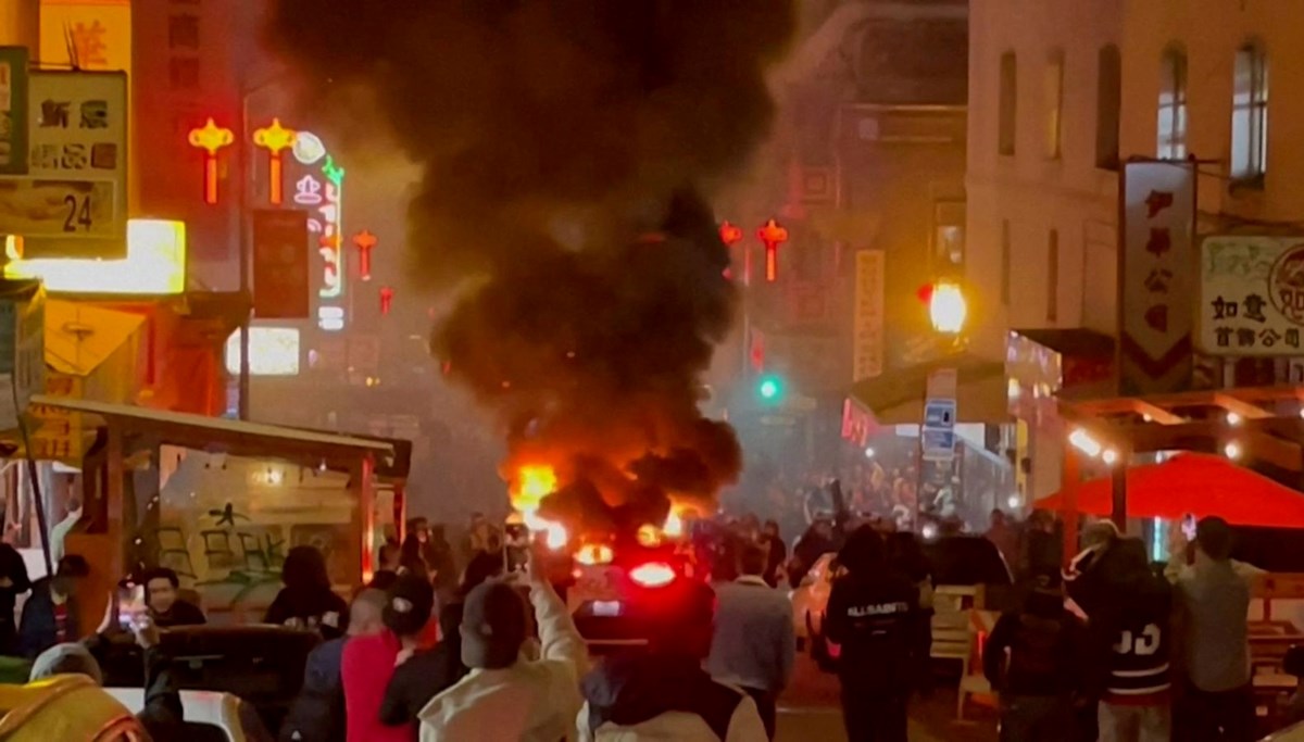 ABD'de sürücüsüz taksi isyanı: Kalabalık grup tarafından ateşe verildi