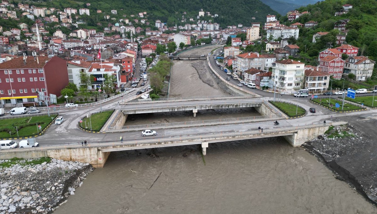 Kastamonu'da heyelan: 11 köyün bağlantı yolu çöktü Kastamonu'da heyelan: 11 köyün bağlantı yolu çöktü