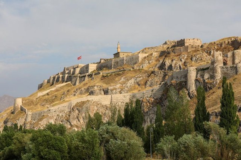 2700 yıllık tarihi ve ihtişamıyla Van Kalesi ziyaretçilerini büyülüyor