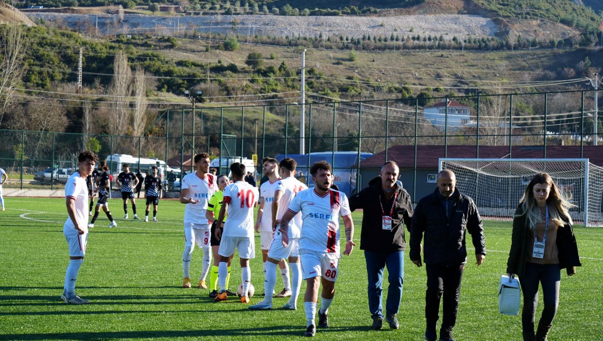 6 gol ve 1 kırmızı kartın çıktığı maçın sonunda ortalık karıştı