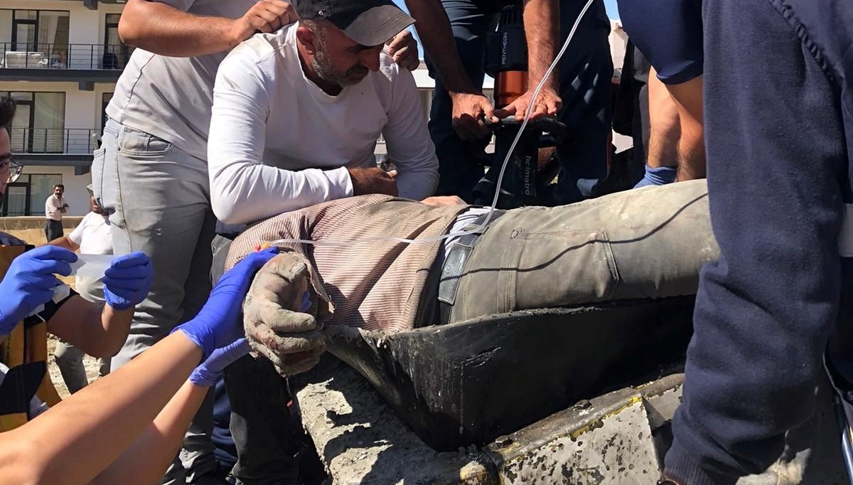 Ayağı harç karma makinesine sıkıştı Ayağı harç karma makinesine sıkıştı