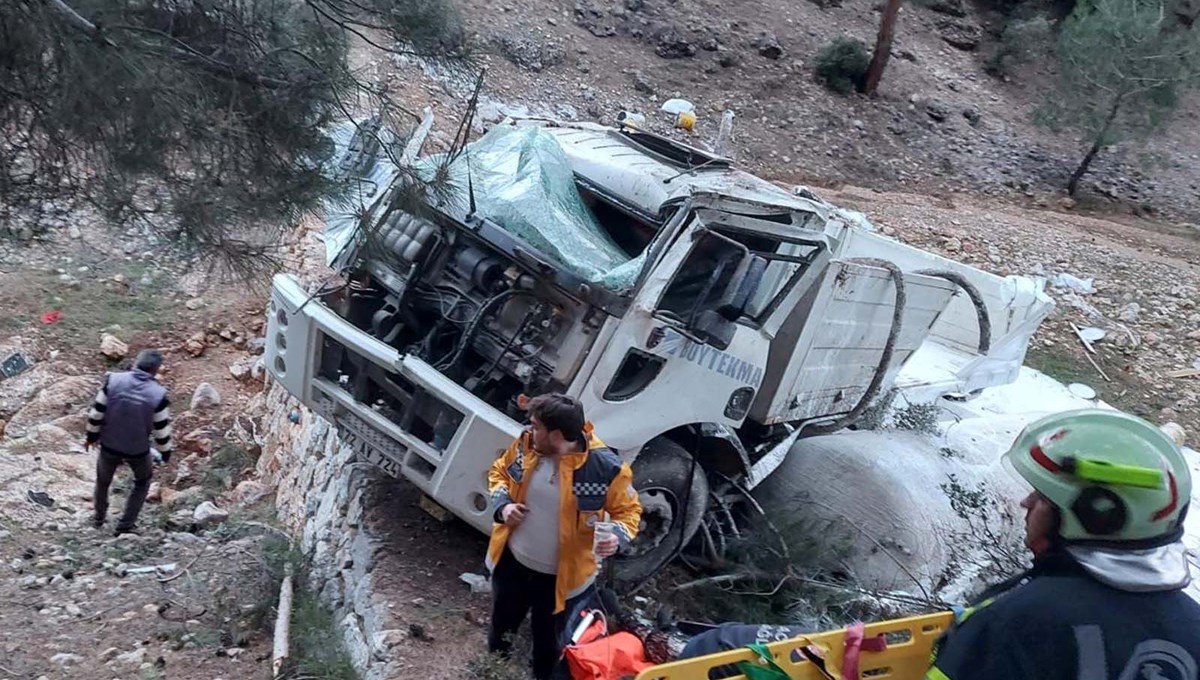 Denizli'de boya yüklü kamyon şarampole devrildi: 1 ölü, 1 yaralı Denizli'de boya yüklü kamyon şarampole devrildi: 1 ölü, 1 yaralı