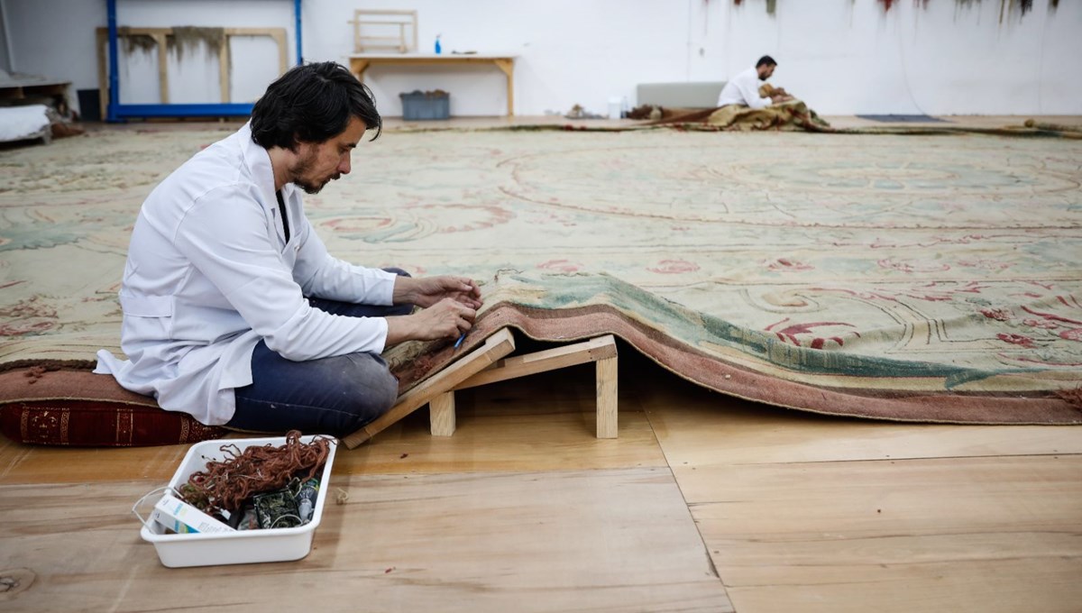Dolmabahçe Sarayı'nın 119 yıllık halısı restore ediliyor