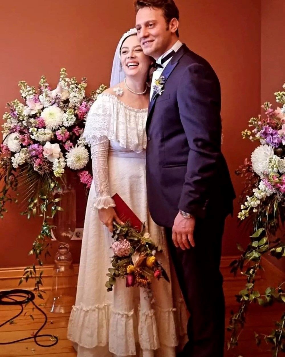 Demet Evgar evlenirken annesinin gelinliğini giydi - 3