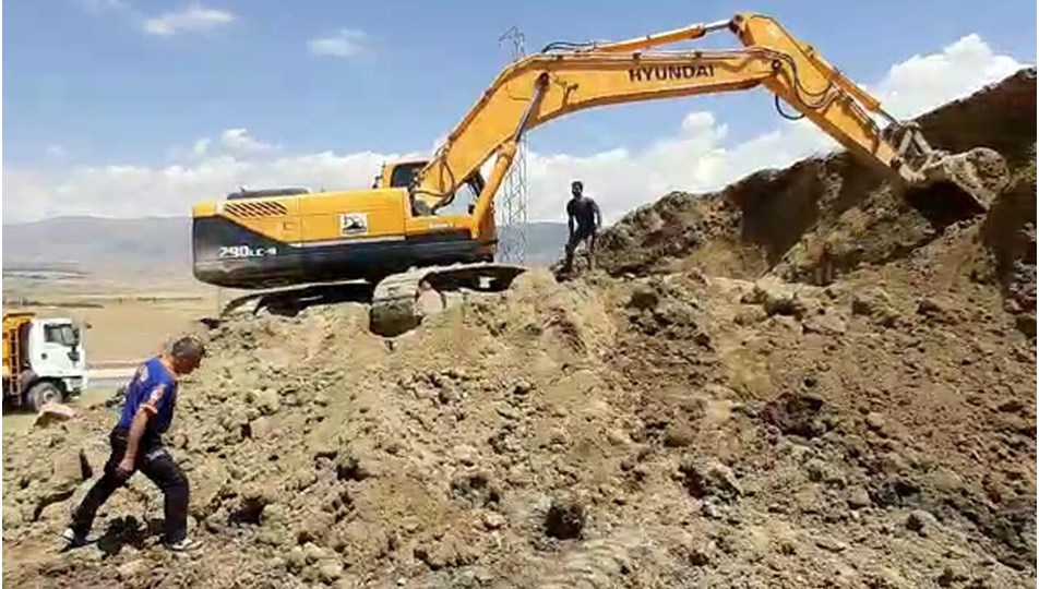 Toprak altında kalan işçiyi arkadaşları kurtardı