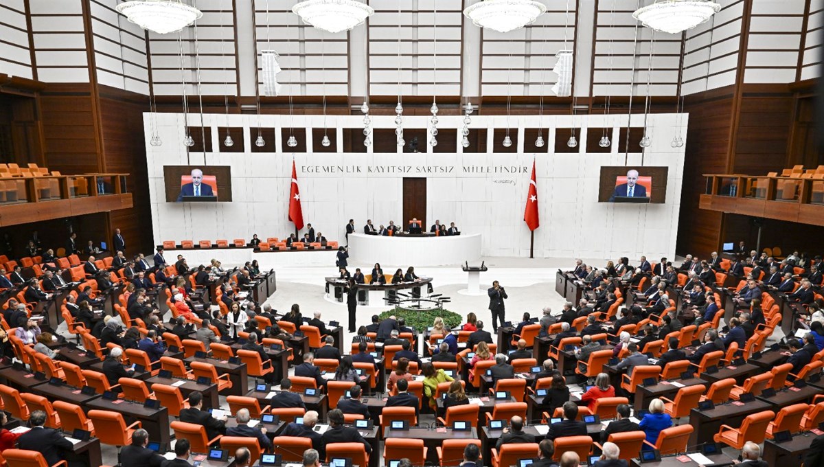 80 maddelik torba yasa geliyor | Ev hanımlarına emeklilik hakkı, deprem bölgesinde fahiş fiyat artışı, çek ibraz yasağı 80 maddelik torba yasa geliyor | Ev hanımlarına emeklilik hakkı, deprem bölgesinde fahiş fiyat artışı, çek ibraz yasağı