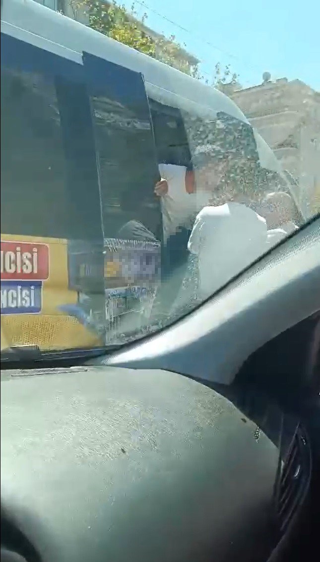 Kavga otomobil sürücüsü tarafından cep telefonuyla kayda alındı.
