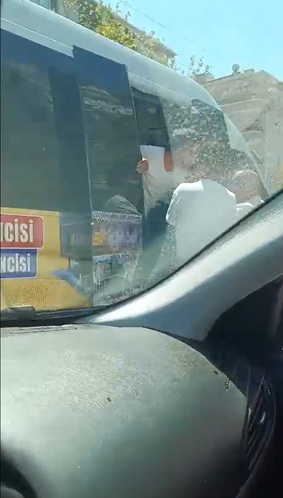 Kavga otomobil sürücüsü tarafından cep telefonuyla kayda alındı. Kavga otomobil sürücüsü tarafından cep telefonuyla kayda alındı.